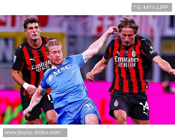 中超焦点战：AC米兰与国米激战成平局逆转瞬间引发全场热烈反响